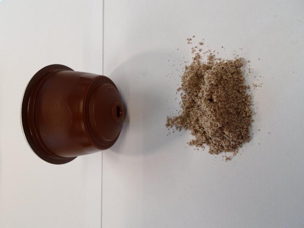Der er tale om en papæske (detailsalgsemballage) med 16 brune kapsler.

Pulveret i kapslen er en blanding af brune og hvide partikler. Pulveret dufter af kaffe med toner af nougat og smager af kaffe. Opløst i varmt vand bliver pulveret til en brun væske, der smager og dufter af kaffe med mælk. 

Kapslerne anvendes sammen med en maskine. Kapslen sættes i maskinen, den ønskede vandmængde indstilles og maskinen indstilles til varmt vand. Maskinen tilfører derefter den indstillede mængde vand igennem kapslen og danner den færdige drikkevare, som er klar til indtagelse. 

Der er modtaget vareprøve.