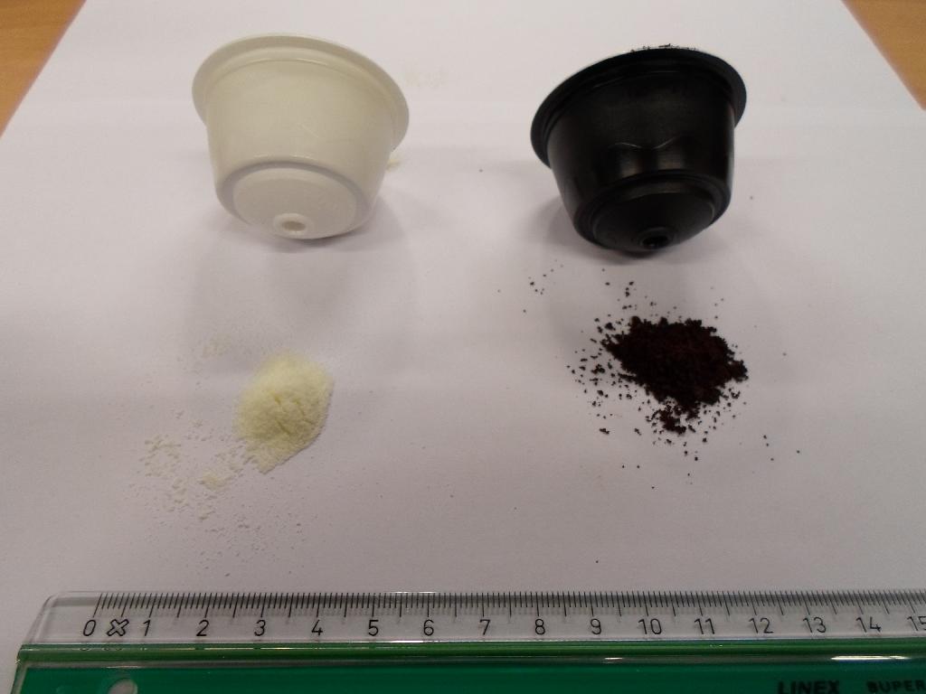 Der er tale om en papæske (detailsalgsemballage) med 8 sorte og 8 hvide kapsler. 

Indholdet i den sorte kapsel er et brunt ensartet pulver, der dufter og smager af kaffe. Ved tilsætning af varmt vand bliver pulveret til en brun væske med grums i, som smager og dufter af kaffe. 
Indholdet i den hvide kapsel er et lysegult, ensartet pulver med en svag duft af mælk. Det smager mælkeagtigt. Ved tilsætning af varmt vand bliver pulveret til en hvid væske, der smager og dufter af mælk. 

Kapslerne anvendes sammen med en maskine. Først sættes den hvide kapsel i maskinen, den ønskede vandmængde indstilles og maskinen indstilles til varmt vand. Maskinen tilfører derefter den indstillede mængde vand igennem kapslen og danner den første del af drikken. Herefter gentages proceduren med den sorte kapsel. Tilsammen udgør processen den færdige drikkevare, som er klar til indtagelse. 

Der er modtaget vareprøve.