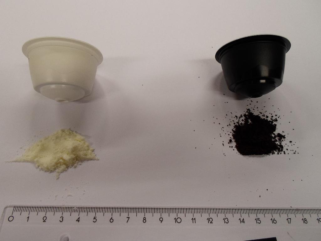 Der er tale om en papæske (detailsalgsemballage) med 8 sorte og 8 hvide kapsler. 

Indholdet i den sorte kapsel er et brunt ensartet pulver, der dufter og smager af kaffe. Ved tilsætning af varmt vand bliver pulveret til en brun væske med grums i, som smager og dufter af kaffe. 

Indholdet i den hvide kapsel er et lysegult, ensartet pulver med en sødlig duft af mælk. Det smager mælkeagtigt. Ved tilsætning af varmt vand bliver pulveret til en hvid væske, der dufter og smager af mælk. 

Kapslerne anvendes sammen med en maskine. Først sættes den hvide kapsel i maskinen, den ønskede vandmængde indstilles og maskinen indstilles til varmt vand. Maskinen tilfører derefter den indstillede mængde vand igennem kapslen og danner den første del af drikken. Herefter gentages proceduren med den sorte kapsel. Tilsammen udgør processen den færdige drikkevare, som er klar til indtagelse.

Der er modtaget vareprøve.
