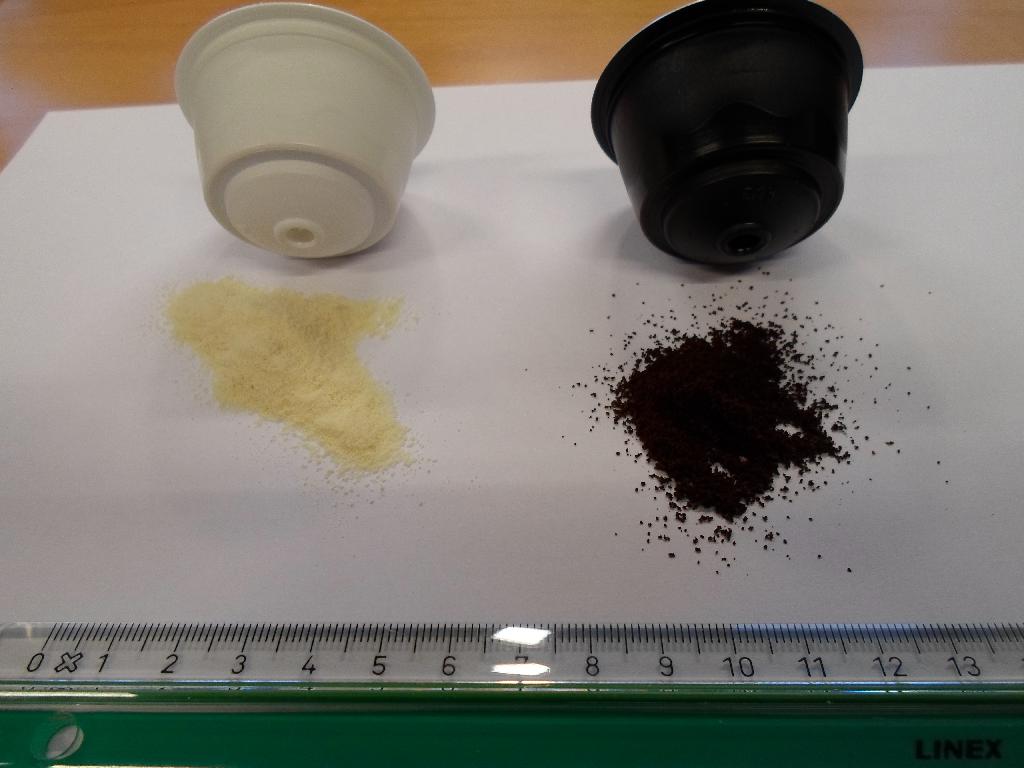 Der er tale om en papæske (detailsalgsemballage) med 8 sorte og 8 hvide kapsler. 

Indholdet i den sorte kapsel er et brunt ensartet pulver, der dufter og smager af kaffe. Ved tilsætning af varmt vand bliver pulveret til en brun væske med grums i, som smager og dufter af kaffe. 
Indholdet i den hvide kapsel er et lysegult, ensartet pulver med en sødlig duft af vanilje. Det smager sødt, flødeagtigt og af vanilje. Ved tilsætning af varmt vand bliver pulveret til en hvid væske, der smager sødt af mælk og dufter af mælk.

Kapslerne anvendes sammen med en maskine. Først sættes den hvide kapsel i maskinen, den ønskede vandmængde indstilles og maskinen indstilles til varmt vand. Maskinen tilfører derefter den indstillede mængde vand igennem kapslen og danner den første del af drikken. Herefter gentages proceduren med den sorte kapsel. Tilsammen udgør processen den færdige drikkevare, som er klar til indtagelse. 

Der er modtaget vareprøve.