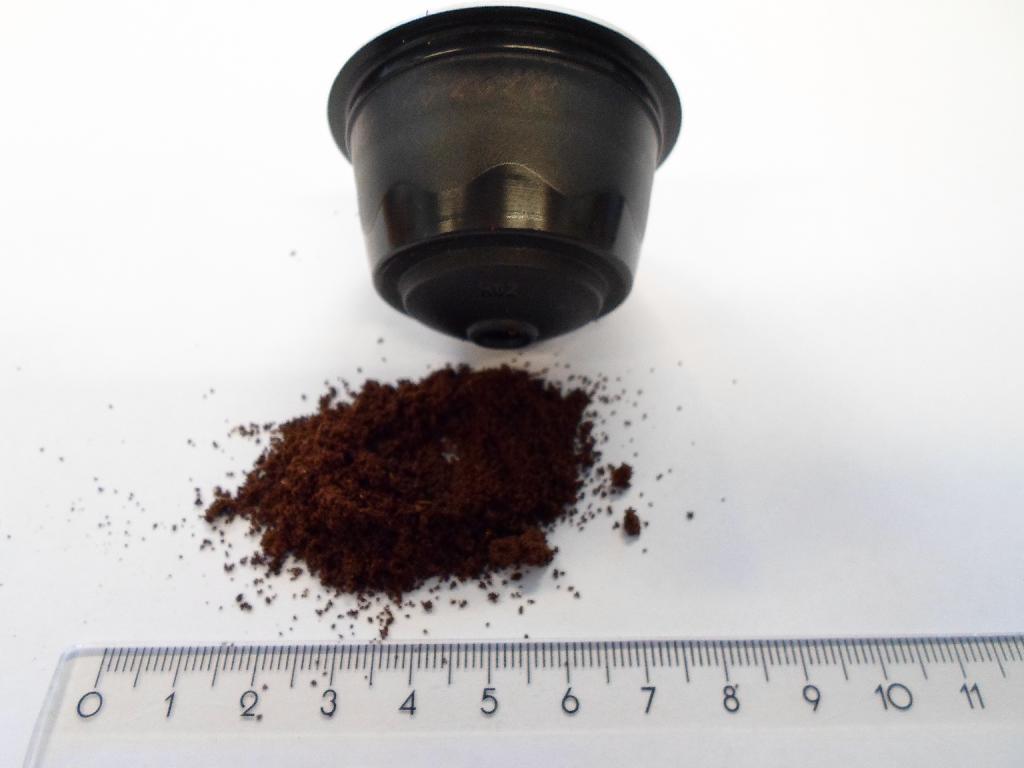 Der er tale om en papæske (detailsalgsemballage) med 16 sorte kapsler.

Det er oplyst, at en kapsel indeholder 7 g ristet og formalet kaffe (100 % Arabica).

Indholdet i kapslen er et brunt ensartet pulver, der dufter og smager af kaffe. Ved tilsætning af varmt vand bliver pulveret til en grumset brun væske, der dufter og smager af kaffe.

Kapslen anvendes sammen med en maskine. Kapslen sættes i maskinen, den ønskede vandmængde indstilles. Maskinen tilfører derefter den indstillede mængde vand igennem kapslen og danner den færdige drikkevare, som er klar til indtagelse.

Der er modtaget vareprøve.