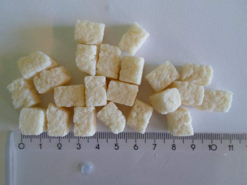Der er oplyst, at varen indeholder 37 % kokos, hvedestivelse, glucose-fructose-sirup, sukker, dextrose, gelatine (bovine) og salt. Der er oplyst følgende om fremstillingsmåden: glucose-sirup smeltes sammen med sukker og dextrose (glucose), det blandes sammen med gelatine og kokos. Massen spredes ud og skæres i strimler, efter afkøling skæres varen i tern.

Kokosternenes størrelse er ca. 1 x 1 x 1-1,5 cm, er råhvide i farven, ligner sammenpressede kokosflager og smager sødt af kokos.

Varen foreligger i pakninger med nettovægt over 1 kg.