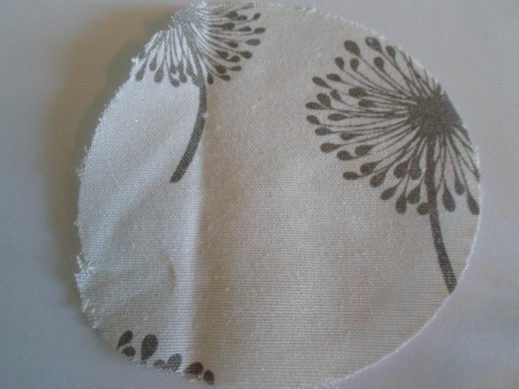 Der er tale om en vævet vare, der er oplyst at være fremstillet af 70 % polyester og 30 % bomuld, og med en vægt på 159 g/m2. Det er oplyst, at varen foreligger som ruller á 5 meter.

Der er modtaget en vareprøve af stoffet – en cirkel med en diameter på ca. 11 cm. Af vareprøven ses det, at trådene passerer hinanden skiftevis over og under. Trådene er råhvide, og metervaren er trykt med et gråt mønster.

Det er forudsat, at varen ikke er kantet.