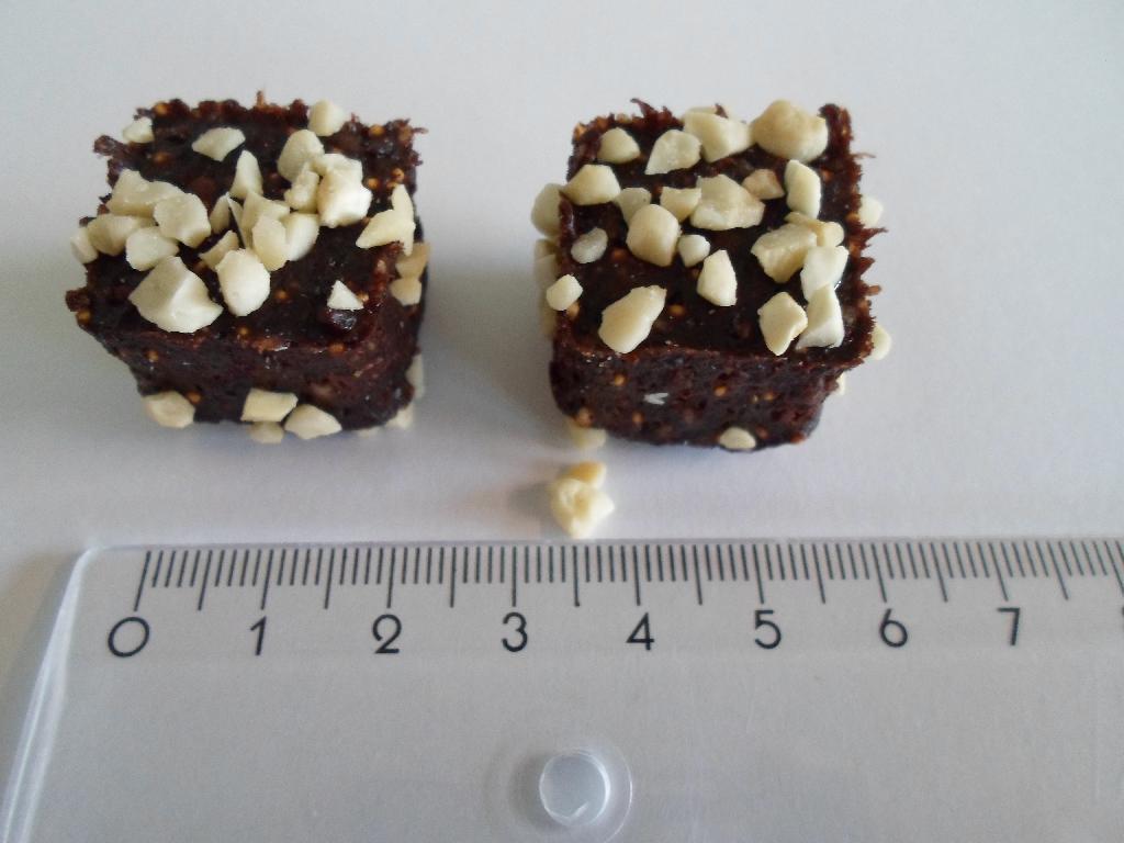 Varen betegnes Figenkonfekt (choco & espresso), og det er oplyst, at varen består af:
•71,23 % tørret figner
•8,35 % kakao pulver
•6,67 % brun sukker
•6,01 % mandler
•3,11 % kaffepulver
•2,23 % glukose
•2,40 % cashewnødder

Varen fremstår i terningformede stykker på ca. 2x2x2 cm. Varen er mørkebrun i farven og er pyntet med lyse hakkede nødder.

Varen frembydes i detailsalgspakninger (nettovægt på 1 kg og derunder).

Smager mest af figen og lidt af chokolade. 

Varen indeholder 12 mørkebrune terninger