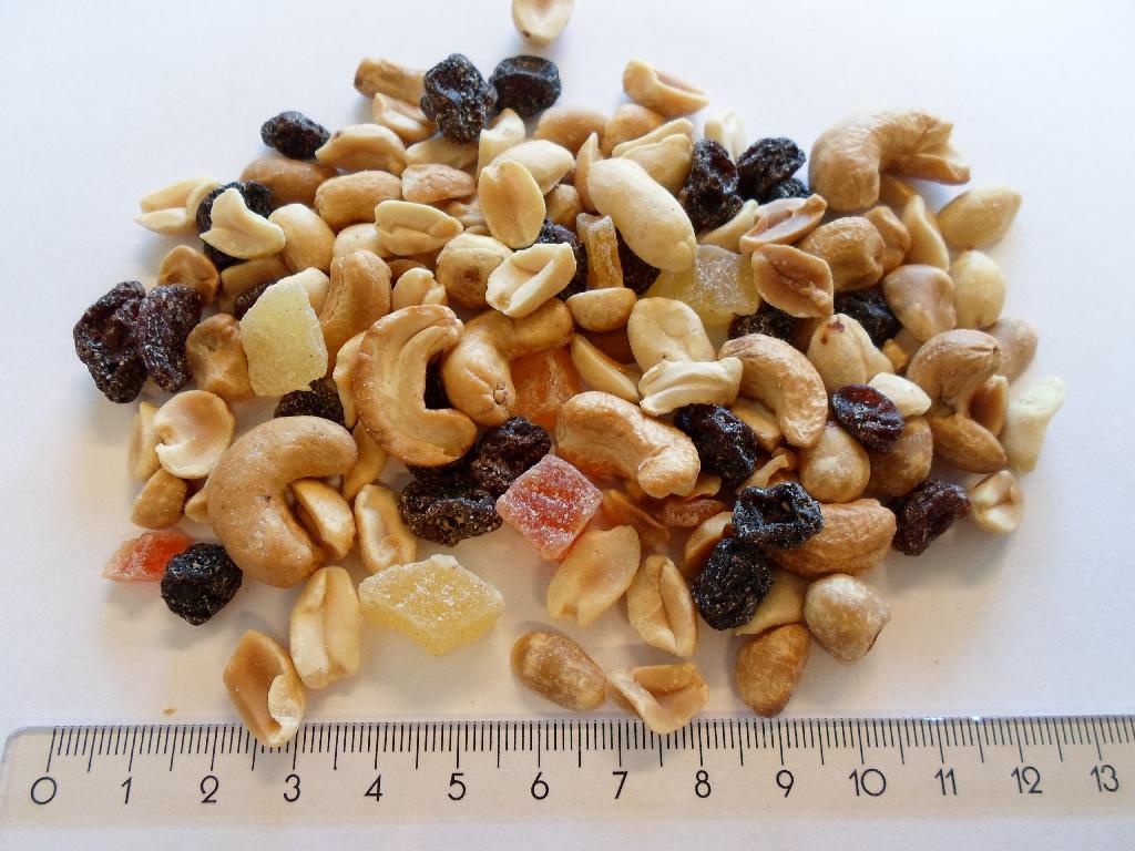 Det er oplyst, at varen er en blanding af:
•50,00 % tørristede peanuts,
•28,00 % rosiner,
•10,00 % tørrede papayatern,
•7,00 % tørristede cashewnødder og
•5,00 % tørrede ananastern.

Man kan smage de enkelte ingredienser, og nødderne smager ristet.

Varen foreligger i pakninger af nettovægt 1 kg og derunder.