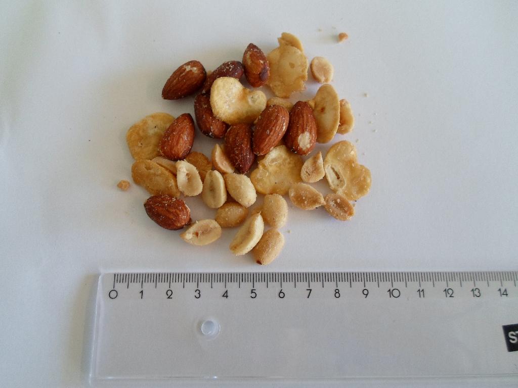 33,00 % mandler
33,00 % peanuts, blancerede
34,00 % hestebønner, ristet og saltet

ønskes oplyst i detailsalgspakning. Vedlagte er blot en vareprøve
