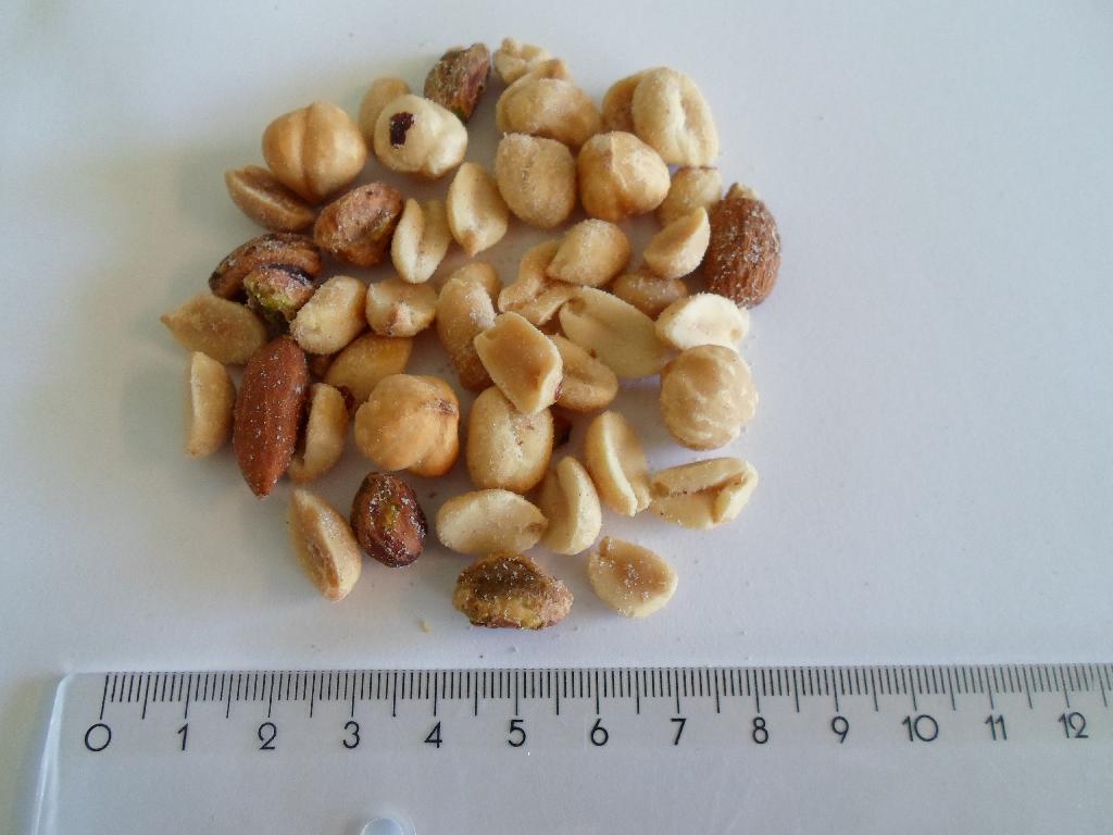 Det er oplyst, at varen består af:
•60 % blancherede peanuts,
•20 % tørristede mandler,
•10 % blancherede og let ristede hasselnødder og 
•10 % tørristede og saltede pistaciekerner.

Mandlerne foreligger med den brune hinde på, mens jordnødder og hasselnødder er uden den brune hinde. Pistacienødderne er uden skal.

Man kan smage de enkelte ingredienser, og varen smager let saltet.

Varen foreligger i detailsalgspakninger (1 kg og derunder).