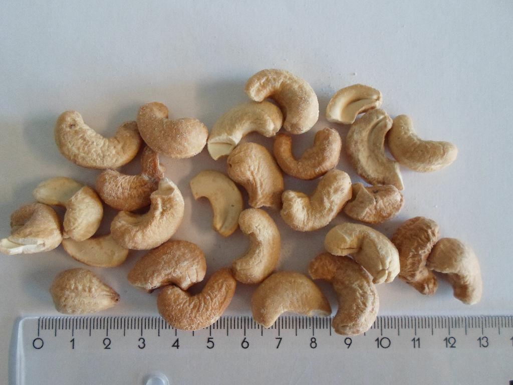 Det er oplyst:

Produktet "tørristede cashewnødder i saltlage" pakkes i en klar folie. Den består af:
99,3% tørristede cashewnødder 0,7% salt

Proces: nødden køres igennem en saltlage før den tørristes.

Varen foreligger i pakninger af nettovægt på 1 kg eller derunder.

Varen fremstår som cashewnødder, der er ristet og saltet. Nødden er brunlig og med en belægning af salt. Varen smager salt og ristet.