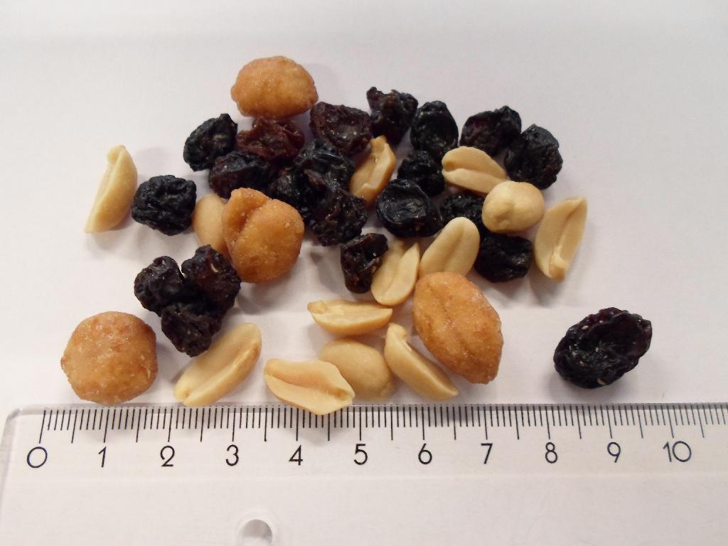 Produktet består af "sød&saltet mix". Det pakkes i en klar folie. Den består af:

50% rosiner
20% honningristede peanuts
30% tørristede peanuts i saltlage