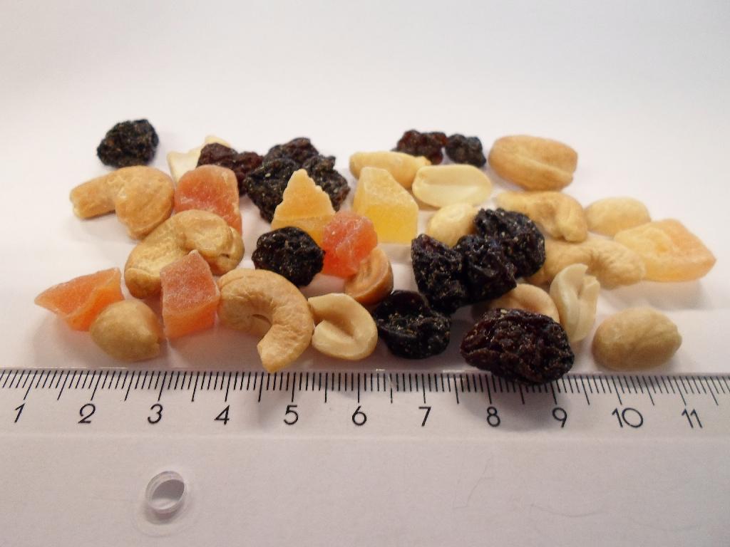 Produktet består af "Nutti frutti mix", vores reference 100115501. Det pakkes i en klar folie. Den består af:

41% tørristede peanuts
34% rosiner
15% papayatern
10% cashewnødder tørristede

Varen foreligger, ifølge det oplyste, i detailpakning af 1 kg eller derunder.