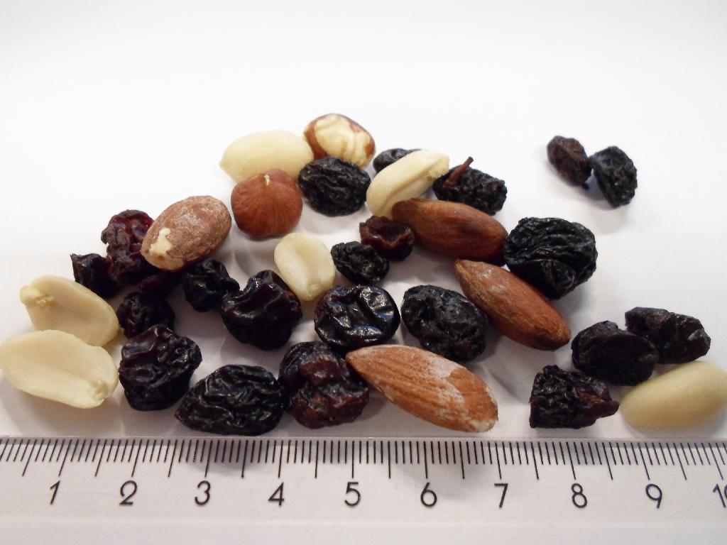Det er oplyst, at varen er en blanding af:

60 % rosiner
20 % peanuts naturel
11 % mandler, saltede og tørristede
 9 % hasselnøddekerner

Varen forligger i pakninger af nettovægt på 1 kg eller derunder.

Varen fremstår som ovenfor beskrevet. Mandlerne smager let saltet og ristet. Mandlerne er endvidere brunlige i farven, ved gennemskæring. Hasselnødderne smager ristet og meget aromatisk af nød. Peanutsene fremstår sprøde.