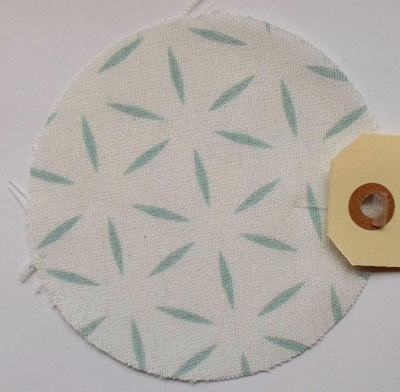Varen er en vævet metervare, der er fremstillet af 70 % polyester og 30 % bomuld, og den foreligger i ruller, indeholdende 5 meter. 

Vægten er oplyst at være 147 g/m2. 

Ifølge den fremsendte vareprøve er vævetypen som "lærredsvævet stof", hvor hver skudtråd passerer skiftevis over og under de hinanden følgende kædetråde, og hver kædetråd passerer skiftevis over og under de hinanden følgende skudtråde.

Trådene i stoffet har en råhvid farve. På stoffets ene side er trykt/printet et turkis farvemønster.

Det er forudsat, at varen ikke er kantet.