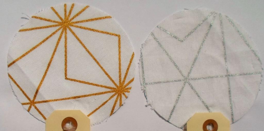 Varen er en vævet metervare, der er fremstillet af 70 % polyester og 30 % bomuld, og den foreligger i ruller, indeholdende 5 meter. 

Vægten er oplyst at være henholdsvis 136 g/m2 og 140 g/m2

Ifølge de fremsendte vareprøver er vævetypen som "lærredsvævet stof", hvor hver skudtråd passerer skiftevis over og under de hinanden følgende kædetråde, og hver kædetråd passerer skiftevis over og under de hinanden følgende skudtråde.

Trådene i stoffet har en råhvid farve. På det ene stofs ene side er trykt/printet et guld farvemønster og på det andet stofs ene side er trykt/printet et sølv farvemønster

Det er forudsat, at varen ikke er kantet.