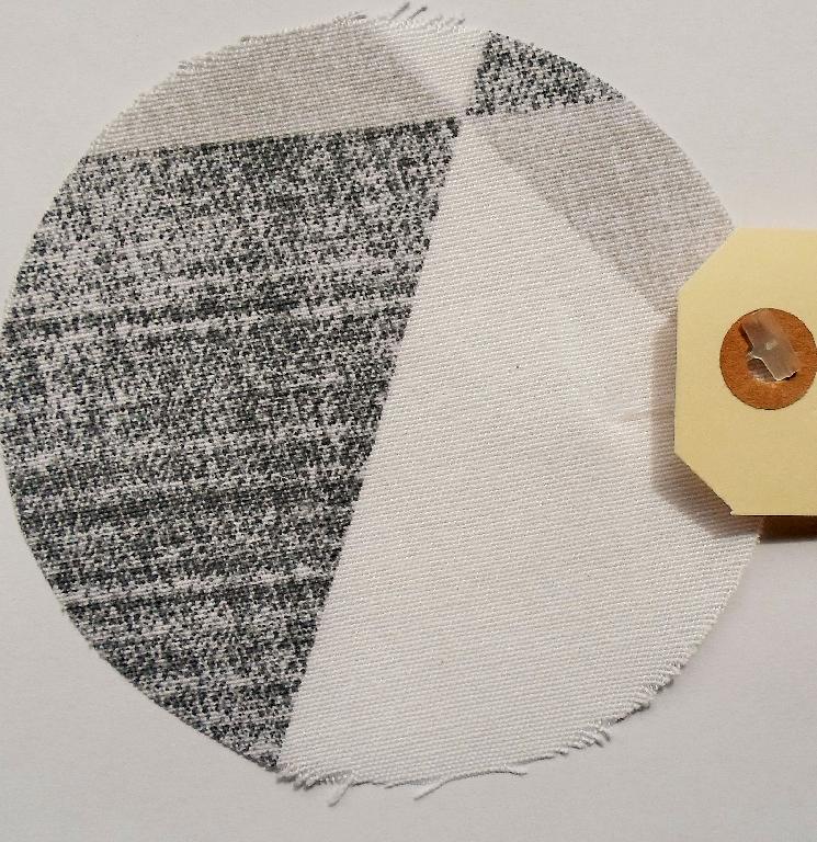 Varen er en vævet metervare, der er fremstillet af 70 % polyester og 30 % bomuld, og den foreligger i ruller, indeholdende 5 meter. 

Vægten er oplyst at være 132 g/m2. 

Ifølge den fremsendte vareprøve er vævetypen som "lærredsvævet stof", hvor hver skudtråd passerer skiftevis over og under de hinanden følgende kædetråde, og hver kædetråd passerer skiftevis over og under de hinanden følgende skudtråde.

Trådene i stoffet har en råhvid farve. På stoffets ene side er trykt/printet et mønster i grå nuancer.

Det er forudsat, at varen ikke er kantet.