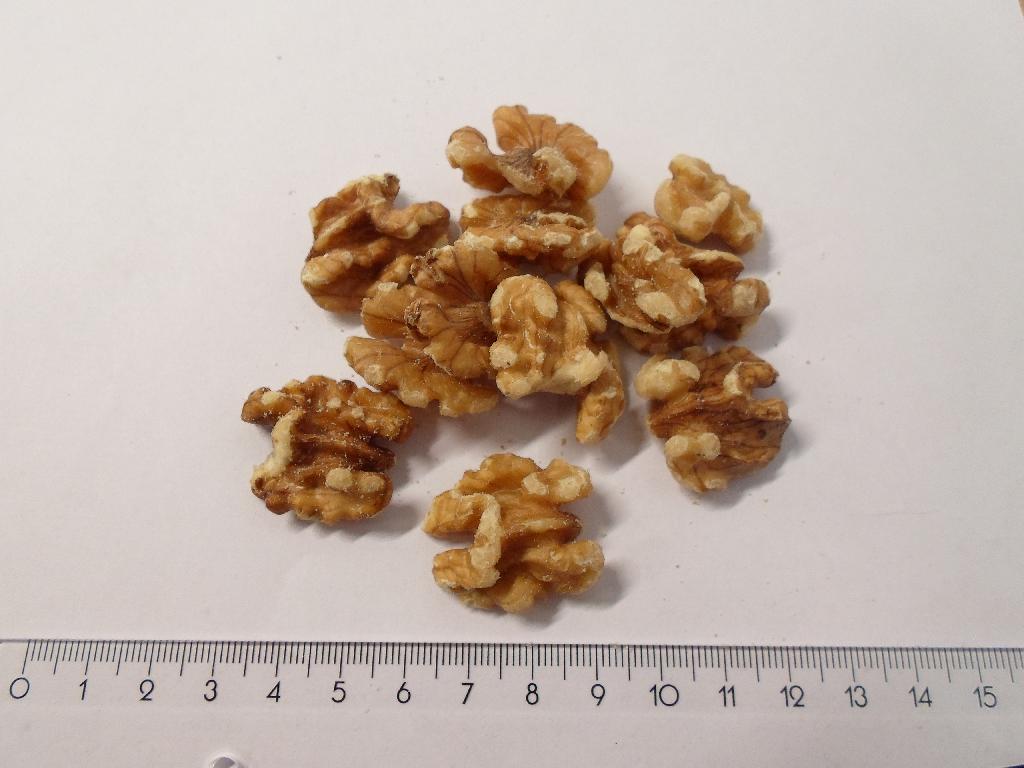 Varen er en fødevare (valnøddekerner). 

Det er oplyst, at varen er valnøddekerner naturel. 

Varen fremstår som valnøddekerner uden skal og op til 3 cm lange. Smagen er let bitter og kraftig nøddeagtig smag.