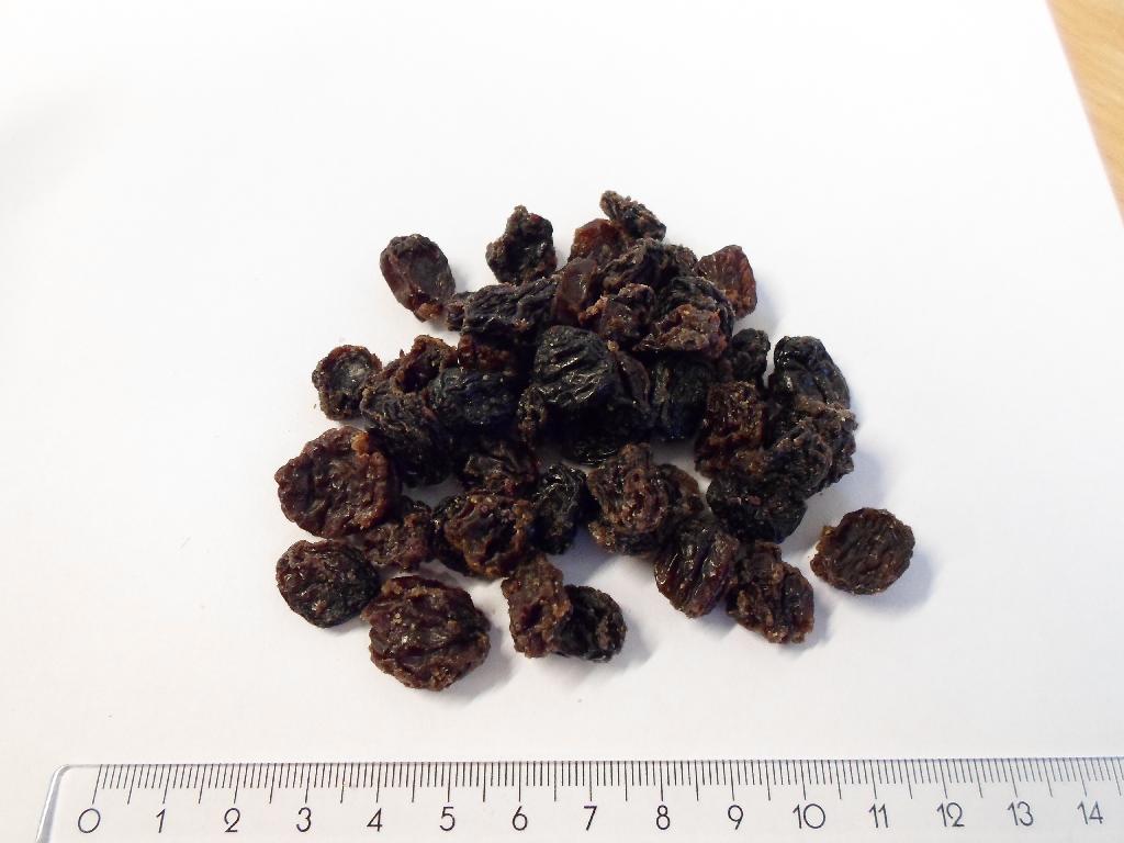 Varen er en fødevarer (rosiner). 

Varen fremstår som tørrede druer. De er meget mørke i farven og er ca. 1,5 til 2 cm lange. Smagen er sød. 

Varen frembydes både som bulk og i detailsalgspakninger. 

Sorten er ikke oplyst.