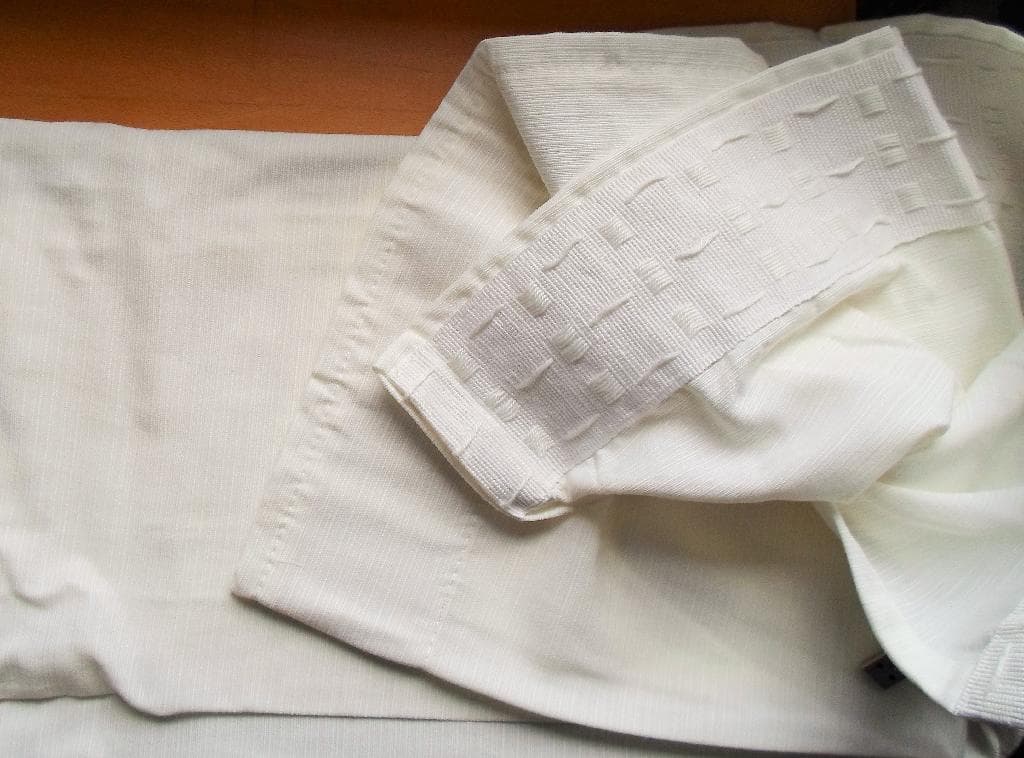 Varen er et gardin, som ifølge det oplyste er fremstillet af et vævet stof bestående af 60 % bomuld og 40 % polyester. 

Gardinet er kantet, sømmet og påsyet et rynke- og ophængsbånd i den ene ende.

Trådene i stoffet har en råhvid farve.  

Stoffets vævetype er som ”farvet vævet stof” fremstillet af ensfarvet garn.

Gardinets mål er: 140 cm x 175 cm.