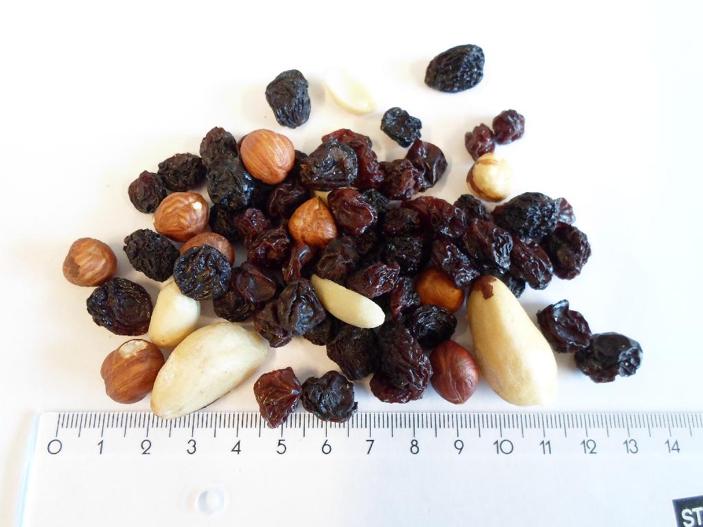 Varen er en blanding af rosiner, hasselnødder, jordnødder og paranødder. 

Følgende indhold er oplyst:
-	rosiner, medium (Chile)
-	peanuts
-	paranødder
-	hasselnødder

Rosinerne i varen er 1 til 1,5 cm store. De er mørke og smagen er som rosiner. 

Hasselnødderne er uden skal og med den inderste brune hinde. De er ca. 1 cm og smagen er let bitter som hasselnødder. 

Jordnødderne i varen er uden skal og uden den inderste brune hinde. Smagen er let bitter som jordnødder. 

Paranødderne er 2,5 til 3 cm lange. De er uden skal og delvist uden den inderste brune hinde. 

Ingen af varerne i blandingen hverken smager eller fremstår saltede eller ristede. 

Varen frembydes i pakninger på nettovægt 1 kg og derunder.
