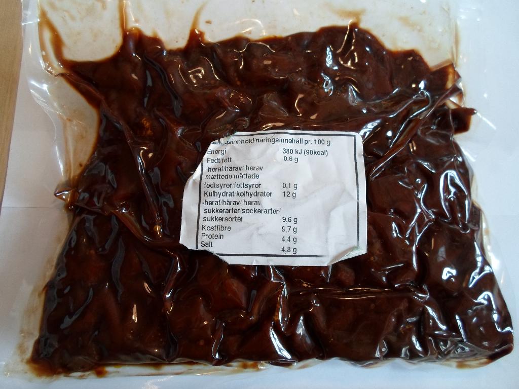 Varen er ifølge det oplyste soltørrede ("semidried") tomater i strimler, og er pakket i klar folie, indeholdende 1 kg.

De friske tomater tørres i solen og tilsættes svovldioxid og salt. 

De tørrede tomater vaskes i vand tilsat E202. Herefter hakkes de i strimler og pakkes i detailsalgspakning i klar folie.