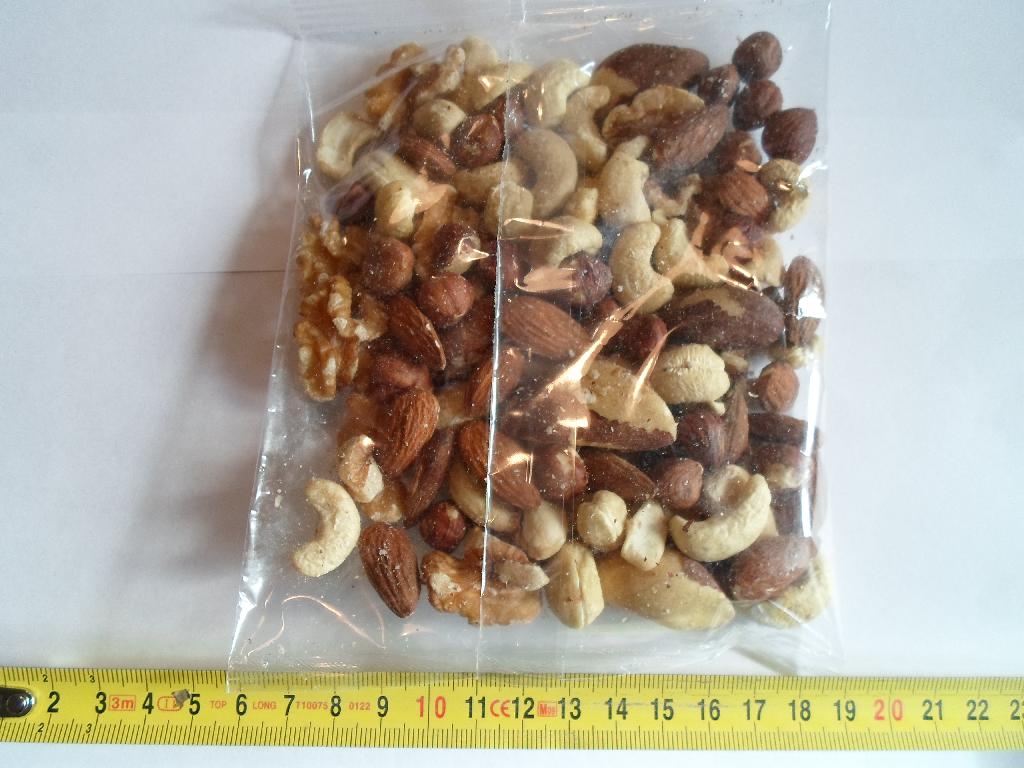 Varen er en blanding af forskellige nødder. 

Følgende indhold er oplyst:
-	35 % cashewnøddekerner naturel
-	25 % hasselnøddekerner naturel
-	20 % mandler naturel
-	10 % paranøddekerner naturel
-	10 % valnøddekerner naturel

Varen består af cashewnødder, uden hinde. De er mellem 1,5 til 2 cm lange. Cashewnødderne har en sødlig nøddesmag. 

Hasselnødderne i blandingen er med den brune hinde. De er mellem 1 til 1,5 cm lange. Smagen er let bitter. 

Paranøddekernerne er delvist med den brune hinde og nogle helt uden hinde. De er mellem 3 til 3,5 cm. lange. Smagen er en fyldige nøddeagtig smag. 

Valnøddekernerne er ca. 2 til 2,5cm lange. De er med den brune hinde og smagen er en bitter nøddesmag. 

Ingen af nødderne er med skal og fremstår hverken ristede eller saltede. 

Varen frembydes både i bulk samt detailsalgspakninger. 

Blandingen har ikke været sendt til analyse.