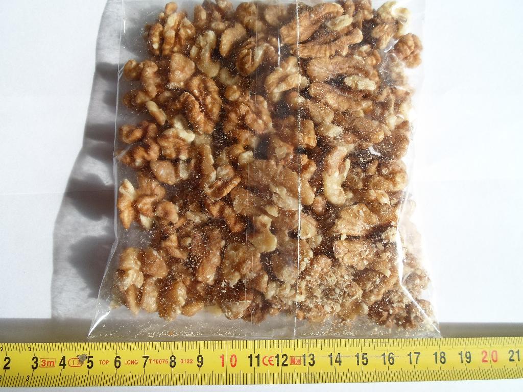 Varen er en fødevare (valnøddekerner). 

Det er oplyst, at varen er valnøddekerner naturel. 

Varen fremstår som valnøddekerner uden skal og op til 3 cm lange. Smagen er let bitter og kraftig nøddeagtig smag.