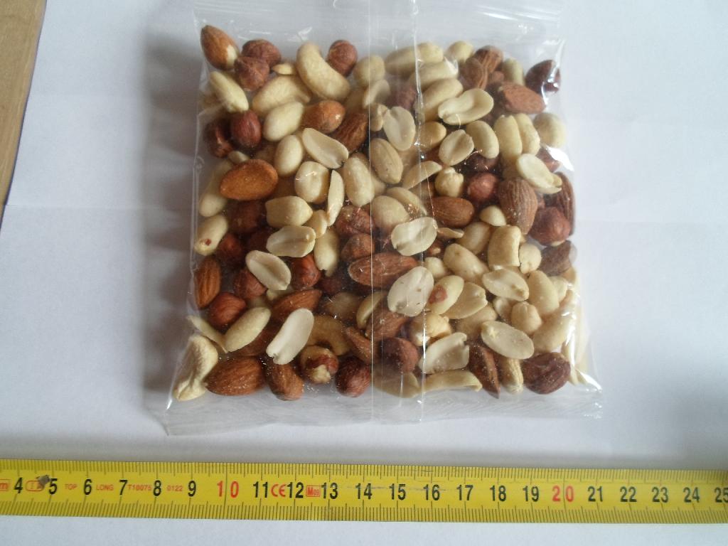 Varen er en usaltet blanding bestående af nødder og jordnødder. 

Følgende indhold er oplyst:
-	peanuts naturel
-	mandler naturel
-	cashewnødder naturel
-	hasselnødder naturel               

Jordnødderne i varen er uden skal og hinde. Nogle er halve og nogle hele og de er mellem 1,5 cm til 2 cm lange. Smagen er let bitter som jordnødder. 

Mandlerne er uden skal og mellem 1,5 cm til 2 cm lange og med brun hinde. Smagen er en sød og mild smag af mandler.

Cashewnødderne er uden skal og fremstår lysebrune. Størrelsen er mellem 2 cm til 2,5 cm. Smagen er sødlig som cashewnødder.

Hasselnødderne er uden skal, med brun hinde. Nødderne er mellem 1 cm. til 1,3 cm. Smagen er en let bitter hasselnøddesmag. 

Ingen af varerne i blandingen hverken smager eller fremstår som saltede eller ristede. 

Varen frembydes i pakninger på nettovægt 1 kg og derunder. 

Varen har ikke været sendt til analyse.