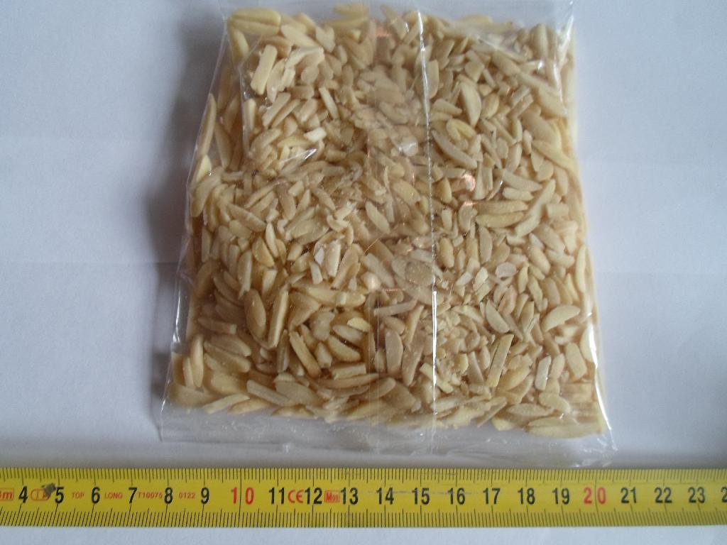 Varen er en fødevare (mandel splitter). 

Varen fremstår som mandel der er skåret ud i strimler uden den brune mellem hinde og skal og de er ca. 2 cm lange. Smagen er sød med en afdæmpet smag af mandel.

Varen kan frembydes både i bulk og i detailsalgspakninger.