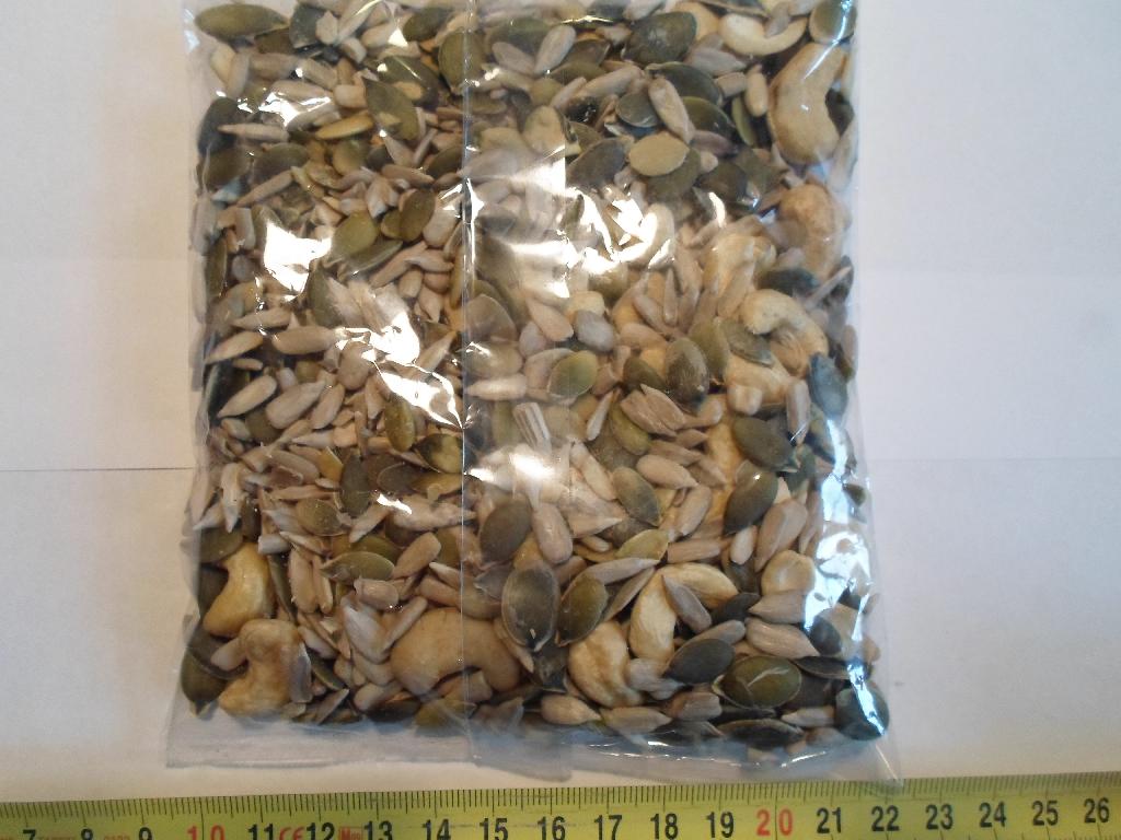 Varen er en blanding af græskarkerner, solsikkekerner og cashewnødder. 

Følgende indhold er oplyst:
-	græskarkerner
-	solsikkekerner
-	cashewnødder naturel

Græskarkerne i varen har varierende størrelser fra ca. 1 cm til 1,5 cm. Der er en grøn hinde på kernerne, og smagen er let bitter som græskarkerner. 

Solsikkekernerne i varen er mellem 1 og 1,3 cm lange og er uden den karakteristiske sort/hvide skal. Smagen er mild som solsikkekerner. 

Cashewnødderne er mellem 1,5 og 2,5 cm lange og formen er nyreformet. Smagen er mild som cashewnødder. 

Ingen af varerne i blandingen fremstår saltede eller ristede, hverken i udseende eller smag. 

Varen frembydes i detailsalgspakninger på nettovægt 1 kg og derunder.
