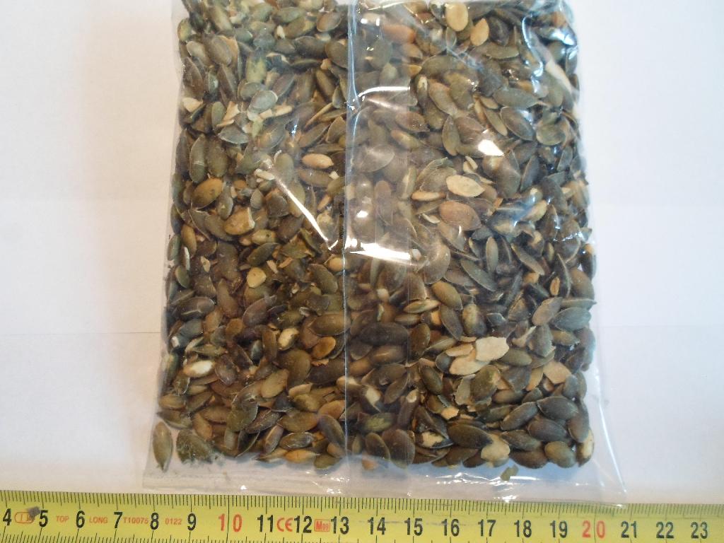 Varen er en fødevare (tørristede og saltede græskarkerner).

Følgende indhold er oplyst: 99 % græskarkerner og 1 % salt. Det er oplyst, at varen er ristet og saltet. Der er endvidere fremlagt et flowdiagram for processen med ristningen og saltning af varen. 

Varen består af græskarkerner, uden skal, der er mellem 0,5 cm til 1,5 cm lange. Nogle af kernerne er med grønlig hinde og andre helt uden. Den grønlige hinde, er let at fjerne. Nogle er halve og nogle er hele. Græskarkernerne er sprøde og smager ristede og saltede. 

Varen frembydes i pakninger af nettovægt 1 kg og derunder. 

Varen har ikke været sendt til analyse.