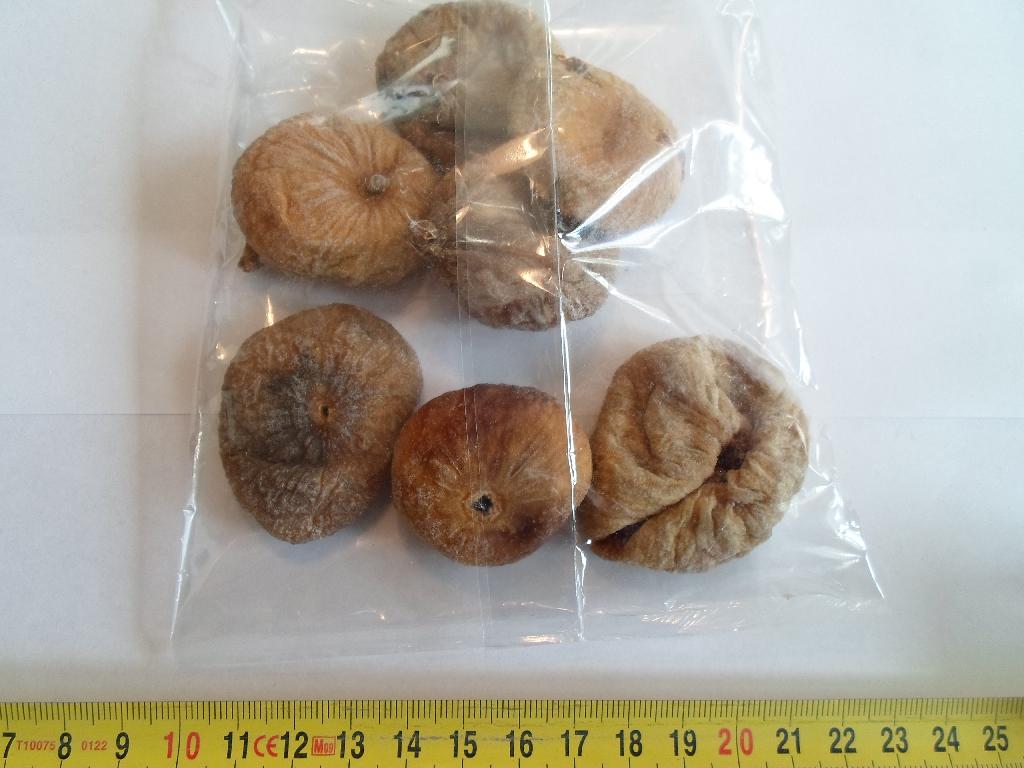 Varen er en fødevare (økologiske tørret figner). 

Det er oplyst, at varen indeholder 100 % økologiske figner. 

Varen fremstår som hele tørrede figner, som er ca. 3 til 5 cm lange. Varen dufter og smager sødt som figner. Konsistensen er som tørret frugt. 

Det er oplyst, at arten er Ficus Carica.

Varen kan frembydes både i bulk og i detailsalgspakninger.