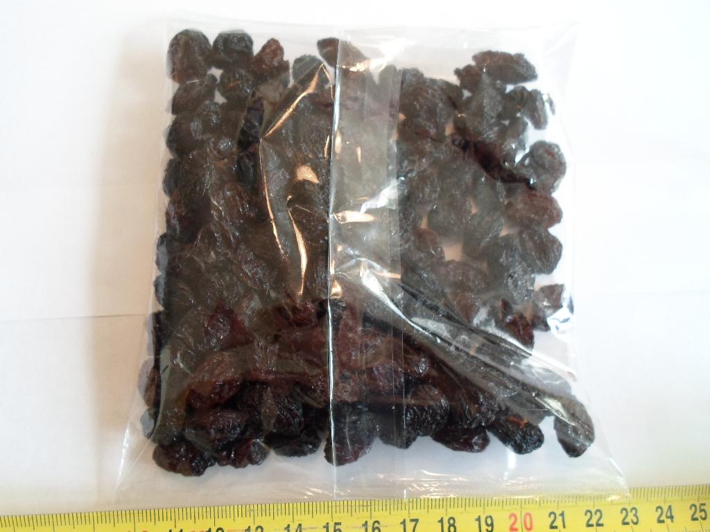 Varen er en fødevare (rosiner).
 
Varen fremstår som tørrede druer. De er meget mørke i farven og er ca. 1,5-2 cm lange. Smagen er sød. 

Varen frembydes både som bulk og i detailsalgspakninger. 

Sorten er ikke oplyst, men det er oplyst at varen kommer fra Chile.