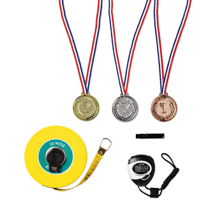 Varen er en sammenpakket vare, som består af tre medaljer (guld, sølv og bronze) af plast med en polyestersnor til at hænge om halsen, et 20 meter langt målebånd i en plast kassette, et batteridrevet elektronisk stopur med dato samt en dommerfløjte af plast (1 x 6 cm).