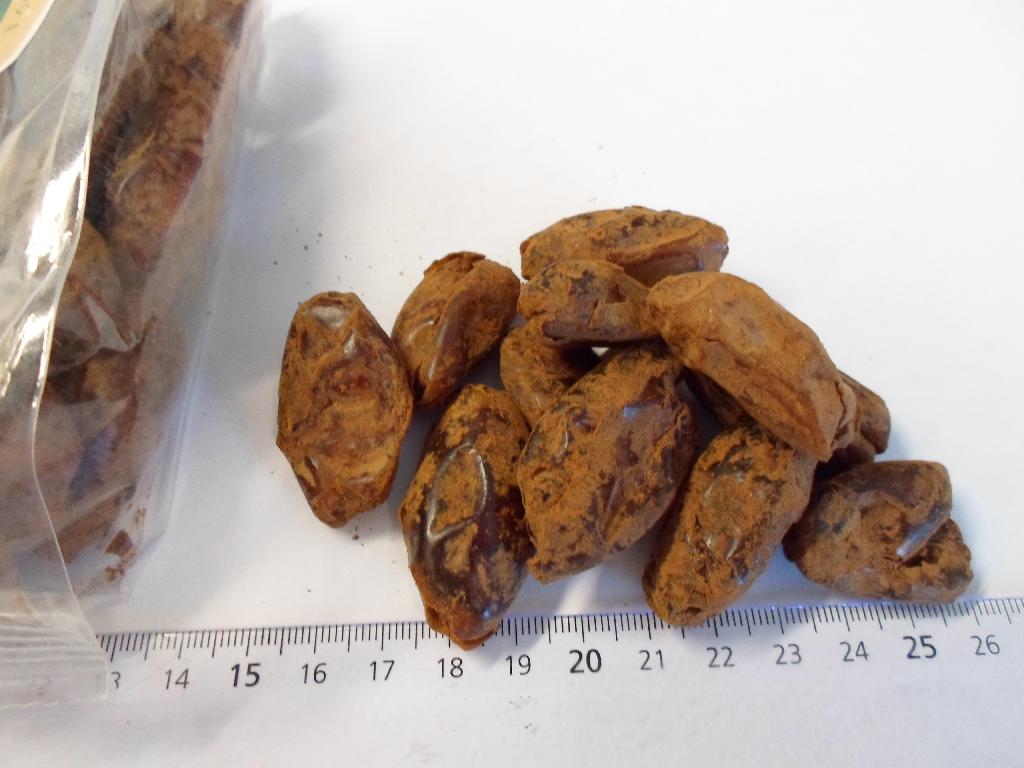 Varen er ifølge det oplyste snacks af dadler med kanel, med indhold af 99,00 % dadler af sorten: Sayer og 1,00 % kanel.

Varen er pakket i detailsalgsemballage.

Fremstillingsproces: De udstenede tørrede dadler er vendt i kanel.

Dadlerne dufter af kanel og smager sødt af dadler og kanel.