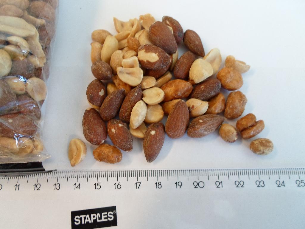 Varen er en blanding af peanuts og mandler. 

Følgende indhold er oplyst:
-	Tørristede peanuts i saltlage	
-	Tørristede mandler i saltlage	
-	Honningristede saltet peanuts	

Den ene del af jordnødderne er uden skal og den brune hinde. De er ca. 1,5 cm lange. Nogle er halve og nogle er hele. Et saltlag både ses og mærkes tydeligt. Smagen er en saltet og ristet jordnøddesmag.  

Den anden del af jordnødderne er ligeledes uden skal og uden brun hinde. De er også ca. 1,5 cm lange. Nogle er halve og nogle er hele. Formen er varierende, hvilket skyldes tilførsel af honning, som tydeligt ses på jordnødderne. Smagen er en sødlig og ristet jordnøddesmag. 

Mandlerne i varen er ca. 2 cm. De er uden skal og med brun hinde. Et saltlag både ses og mærkes tydeligt. Smagen er en saltet mandelsmag. 

Varen frembydes i pakninger på nettovægt 1 kg og derunder. 

Varen har ikke været sendt til analyse.
