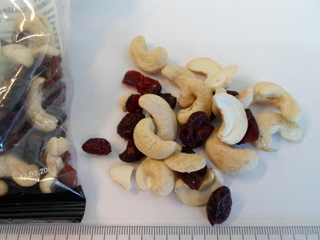 Varen er en blanding af nødder og tørret frugt. 

Følgende indehold er oplyst:
-	Cashewnødder naturel
-	Tranebær, løse (60% tranebær, 39% sukker, 1% solsikkeolie)

Det er oplyst, at tranebærrene er lagt i sukkerlage.

Cashewnødderne i varen er ca. 2 cm lange og formen er nyreformet. De er uden brun hinde. Smagen er mild som cashewnødder. 

Tranebærrene er ca. 1 til 1,5 cm store. Nogle er klistret sammen. Smagen er let syrlig som tranebær. Farven på bærrene er mørk-rødlig.