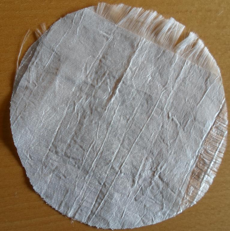 Varen er ifølge det oplyste en vævet metervare, der er fremstillet af 100 % poly-ester. 

Der er modtaget vareprøve. Vægten er oplyst at være 96 g/m2. Den foreligger i en størrelse på 140 cm x 500 cm og med varme skåret kant (Heat cut edge). 

Ifølge den fremsendte vareprøve er vævetypen som "lærredsvævet stof", hvor hver skudtråd passerer skiftevis over og under de hinanden følgende kædetråde, og hver kædetråd passerer skiftevis over og under de hinanden følgende skudtråde.

Trådene i stoffet er svag lys cremefarvet.  Stoffet fremtræder som en let krøllet vævet metervare.

Det er forudsat, at varen ikke er kantet.