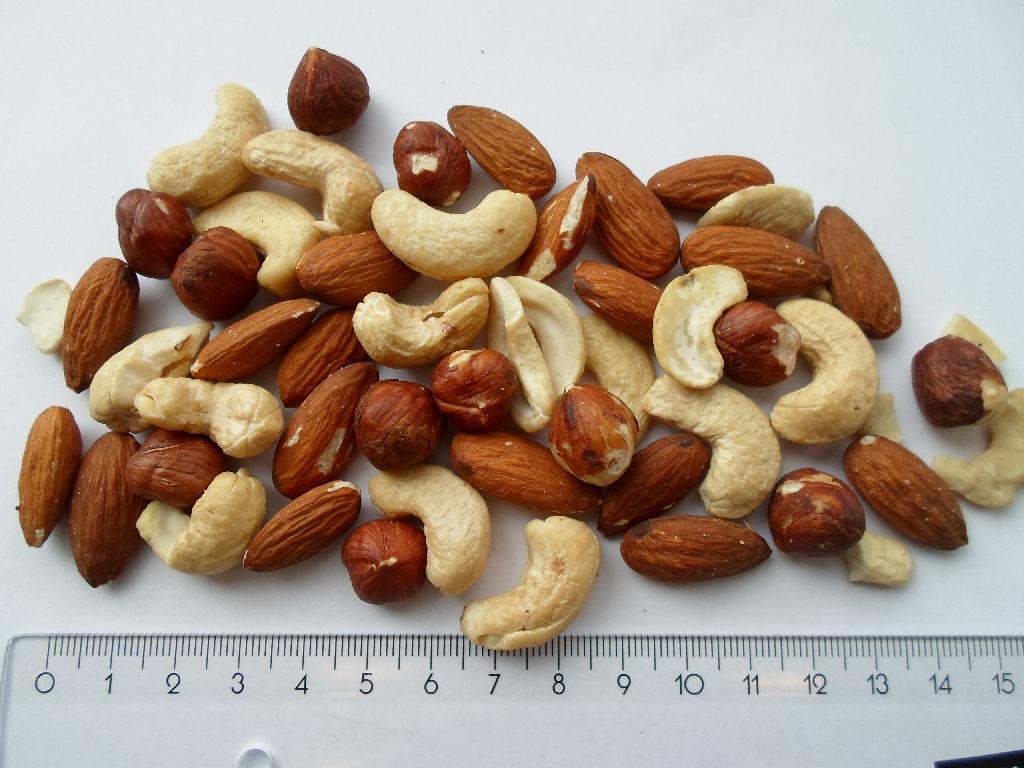 Varen er en blanding af forskellige nødder. 

Følgende indhold er oplyst:
-	Mandler naturel
-	Cashewnødder naturel
-	Hasselnøddekerner naturel

Mandlerne i varen er mellem 1,5 til ca. 3 cm. De har en brun hinde. Smagen er en mild smag af mandler.

Cashewnødderne i varen er ca. 2 cm og formen er nyreformet. Nødderne er uden brun hinde. Smagen er en mild smag af cashewnødder.
 
Hasselnødderne er ca. 1,5 cm og med brun hinde. Smagen er en let bitter hassel-nøddesmag.

Ingen af varerne i blandingen er med skal. Nødderne fremstår ikke saltede eller ristede, hverken i smag eller udseende. 

Varen frembydes i pakninger på nettovægt 1 kg og derunder. 

Varen har ikke været sendt til analyse.