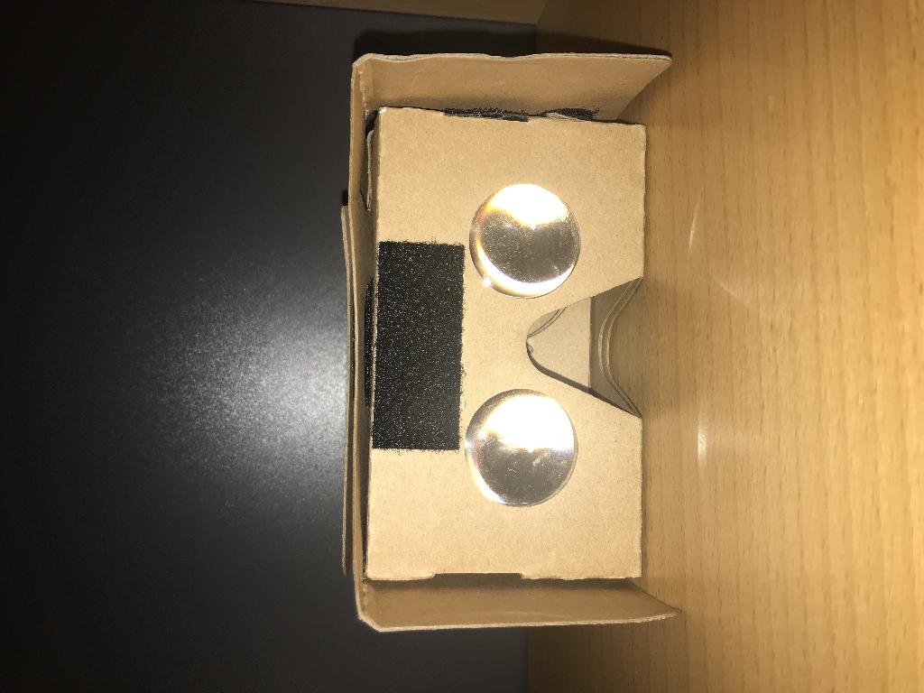 Varen er en virtual reality (VR-) brille i form af en foldbar brilleformet papkasse. Brilleglassene er to konvekse linser af plast. Når papkassen er foldet til en brille, er der plads til at placere en smartphone i kassen foran synsfeltet.
Når brugeren ser gennem glassene, opstår der en tredimensionel virkning ved afspilning af video. VR-brillen indeholder ingen elektronik, og har dimensionerne 140 x 80 x 80 mm.