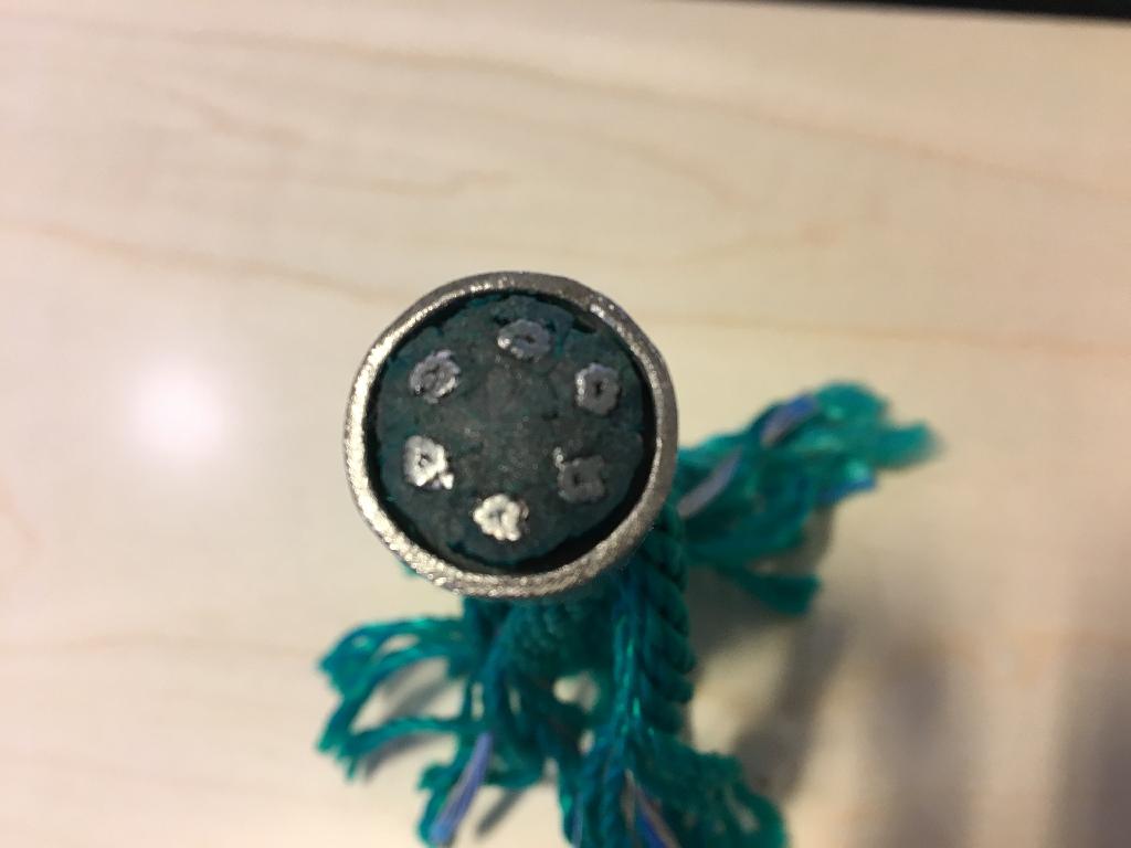 Det er oplyst, at varen består af ståltråd, polypropylenfibre (PP) og polypropylengarner, der i kombination bliver til et tov.
Tovet anvendes blandt andet til at fremstille klatrenet til legepladser og kan foreligge i forskellige farver.
Hjertet i kombinationstovet er et 3-slået polypropylen (PP) fiberhjerte, som består af tre plastdugter i grøn/blå. Dugterne er snoet. 

Om hjertet er der 6 dugter. De består hver især af en kerne af blå polypropylenfibre (PP) og galvaniseret ståltråd (8 stk.). Kernen er omsnoet med grønne polypropylengarner.

Til sidst er de 6 dugter slået (snoet) omkring fiberhjertet. Tovets samlede diameter er ca. 1,6 cm. Plastfibrene vejer 105 g/m. Omregnet til decitex svare det til 1.050.000 .