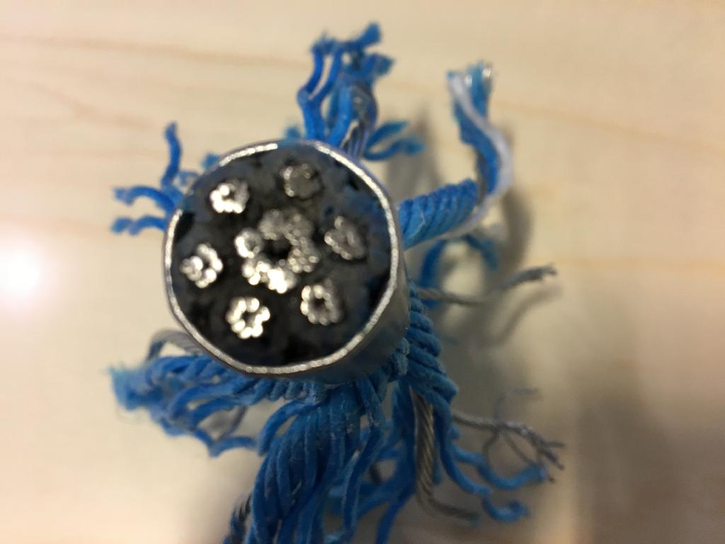 Det er oplyst, at varen består af ståltråd, polypropylenfibre (PP) og polypropylengarner, der i kombination bliver til et tov.
Tovet anvendes blandt andet til at fremstille klatrenet til legepladser og kan foreligge i forskellige farver.
Hjertet i kombinationstovet består af polypropylenfibre (PP) og ståltråd. Inderst findes polypropylenfibre (PP), der er omsnoet med 6 dugter, der hver især består af 7 ståltråde. 

Om hjertet er der 6 dugter. De består hver især af en kerne af blå polypropylenfibre (PP) og galvaniseret ståltråd (8 stk.). Kernen er omsnoet med blå og blå/hvide polypropylengarner. 

Til sidst er de 6 dugter slået (snoet) omkring hjertet (IWRC). Tovets samlede diameter er ca. 1,8 cm. Plastfibrene vejer 121 g/m. Omregnet til decitex svare det til 1.210.000 .