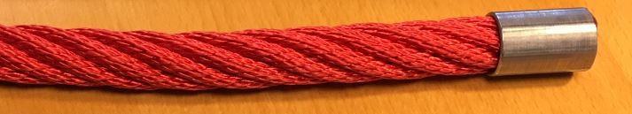 Det er oplyst, at varen består af ståltråd, polypropylenfibre (PP) og polyestergarner, der i kombination bliver til et tov.
Tovet anvendes blandt andet til at fremstille klatrenet til legepladser og kan foreligge i forskellige farver.
Hjertet i kombinationstovet er et 3-slået polypropylen (PP) fiberhjerte, som består af tre plastdugter i rød/blå. Dugterne er snoet. 

Om hjertet er der 6 dugter. De består hver især af en kerne af blå polypropylenfibre (PP) og galvaniseret ståltråd (8 stk.). Kernen er omsnoet med røde polyestergarner. 

Til sidst er de 6 dugter slået (snoet) omkring fiberhjertet. Tovets samlede diameter er ca. 1,6 cm. Plastfibrene vejer 149 g/m. Omregnet til decitex svare det til 1.490.000 .