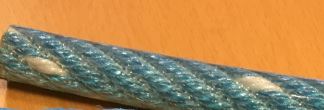 Det er oplyst, at varen består af ståltråd, polypropylenfibre (PP) og polypropylengarner, der er forhudet med polyuretan (PUR), der i kombination bliver til et tov.
Tovet anvendes blandt andet til at fremstille klatrenet til legepladser og kan foreligge i forskellige farver.
Hjertet i kombinationstovet er et 3-slået polypropylen (PP) fiberhjerte, som består af tre plastdugter i blå. Dugterne er snoet. 

Om hjertet er der 6 dugter. De består hver især af en kerne af blå polypropylenfibre (PP) og ståltråd (6.stk) omsnoet med polypropylengarner. 

Til sidst er de 6 dugter slået (snoet) omkring fiberhjertet. Tovet forhudes efterfølgende med polypuretan, der er glat på ydersiden og med små modhager på indersiden (mod tovet), så polypuretanen tæt omslutter tovet. 

Tovets samlede diameter er ca. 1,6 cm. Plastfibrene vejer 60 g/m. Omregnet til decitex svare det til 600.000 .