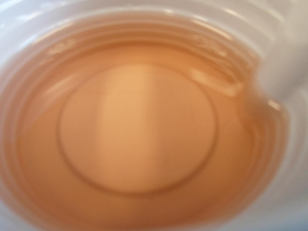 Der er tale om en drikkevare. Emballagen er en detailsalgspakning, som er sammensvejset folie med påklistret sugerør, og med et indhold på 200 ml. Væsken er svag rødlig og med en sød frugtagtig smag af jordbær
Det er oplyst, at varen består af: vand, sukker, æblesaft fra koncentrat 9,50 %, jordbærsaft fra koncentrat 0,50 %, syre: citronsyre 0,22 %, farvende fødevarer: (gulerodskoncentrat og solbærkoncentrat)	< 0,01 %, karamelsukkersirup < 0,01 %, naturlig aroma < 0,01 %
Det er konstateret, at varen kan konsumeres direkte som en drikkevare.

Varen indeholder efter det oplyste ikke alkohol
