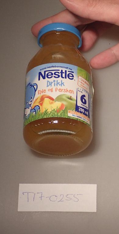 Varen forekommer som en orange uklar tyndtflydende væske. Den smager let syrligt af æble og fersken.

Varen er efter beskrivelsen af det medsendte materiale, en juice, og betegnes som Juice Æble og fersken. Produktet er ment som en tørstslukker og et tilskud af vitamin C, og er beregnet til børn fra 6 måneder.

Ifølge oplysninger fra varens emballage er følgende ingredienser angivet: 83 % æblejuice af koncentrat, 17 % ferskenpure og C vitamin.

Ifølge næringsdeklarationen på varens emballage, så består varen af: < 0,5 % fedt, 10 % kulhydrater, hvoraf 10 % er sukkerarter og < 0,5 % protein.

Varen er ikke tilsat sukker.

Produktet sælges i glasbeholder med metallåg. Produktet sælges med mindste enhed som 200 ml beholder til forbrugeren.

En analyse fra Skatteforvaltningens Toldlaboratorium viste, at det målte askeindhold for varen ligger lidt lavere end det forventede askeindhold, som kan skyldes naturlig variation af mineraler i frugt. 

Desuden viste analysen fra Skatteforvaltningens Toldlaboratorium, at varen foreligger som en drikkevare. Varen indeholder efter angivelsen ingen varer af position 0401-0404 eller fedt af disse positioner. Desuden kunne der ikke ved analysen påvises mælkesukker i varen. Varen er ifølge angivelsen ikke blevet fortyndet med vand.