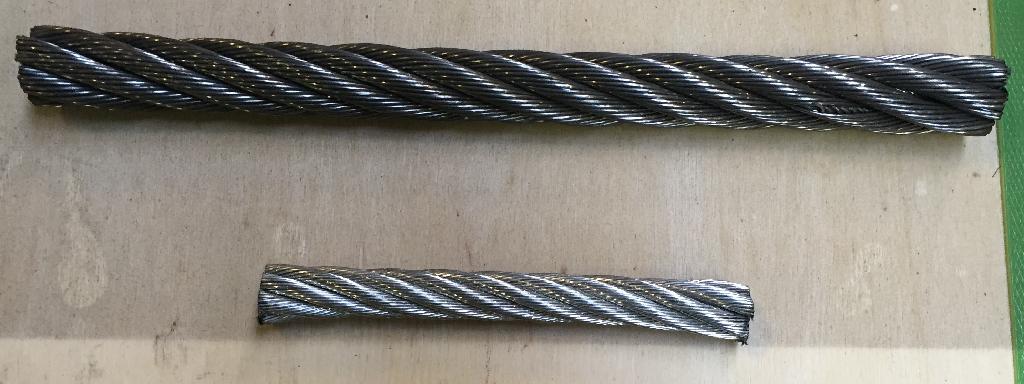 Varen er ifølge det oplyste stålwirer i afkortede længder.

De afkortede stålwirestykker foreligger i følgende størrelser:
•	diameter fra 14 mm til 22 mm,
•	længde fra 10 cm til 60 cm. 

Stålwiren er snoet af et antal ståltråde til et stålkabel, som herefter er afkortet i de ønskede længder
Stålwirestykkerne kan ikke anvendes til løftning, men udelukkende som stålwirestykker, der monteres på et børstehoved, der igen monteres på en børstemaskine
