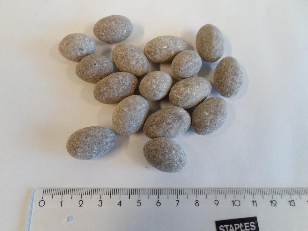 Varen foreligger som mandler med en lysebrun omsluttet hinde af chokolade og flormelis.
Varen er en fødevare.
Det er oplyst, at varen består af følgende:

XX % mælkechokolade (sukker, mælkepulver (laktose), kakaomasse, kakaosmør, vallepulver (laktose, mælk), emulgator E322 (soja), naturlig vanilje aroma)

XX % mandler

XX % sukker, glukosesirup, vegetabilsk olie (palmeolie), gummi arabikum E414, tørret glucosesirup
Varen er fra 2 til 3 cm lange. Chokoladelaget er fra 3 til 5 mm tykt. Varen smager sødt som mandler overtrukket med chokolade. Varen er af en størrelse som kan spi-ses i en mundfuld.

Varen frembydes i pakninger af nettovægt under samt over 1 kg.