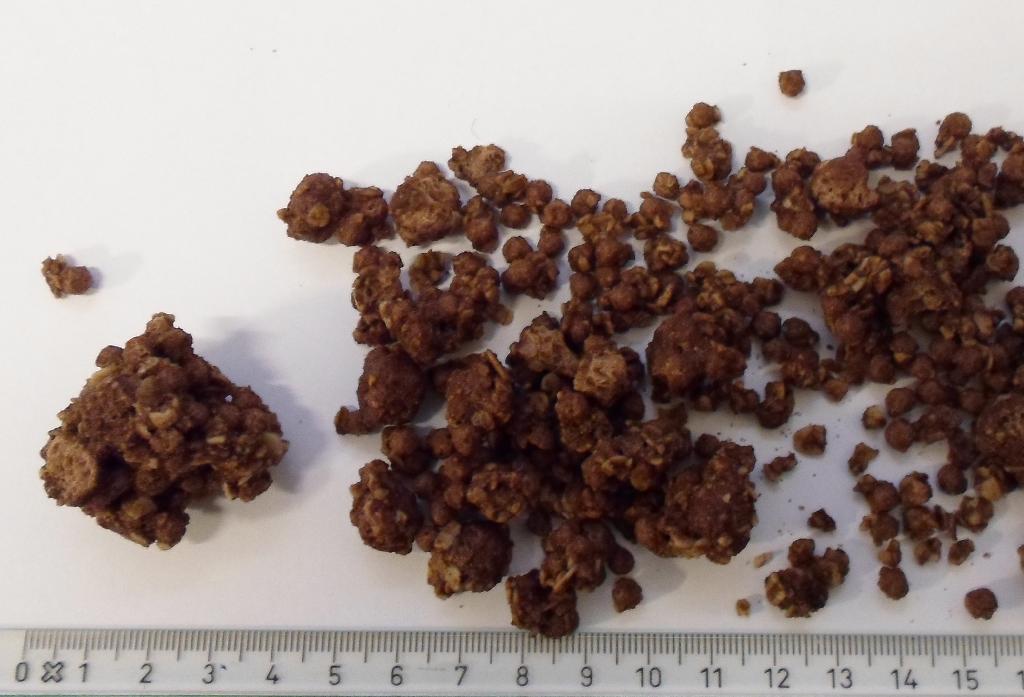 Varen er en tilberedt sprød fødevare bestående af en blanding af fuldkornshavregryn, fuldkornshvedemel, majs og ris, der er sødet, tilsat kakaopulver og formet i brune kugler, alt med en chokoladebrun farve.
Varen er ifølge det oplyste et morgenmadsprodukt med fuldkorn, vitaminer og højt fiberindhold.
Ifølge det oplyste er varen fremstillet ved sammenblanding af alle ingredienser og med tørring / ristning i en ovn.
Varen sælges i pakker á 300 g.