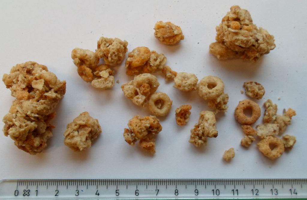 Varen er en tilberedt sprød fødevare bestående af en blanding af fuldkorn, vitaminer og med et højt fiberindhold og formet i svagt brune kugler og ringe.
Varen er ifølge det oplyste et morgenmadsprodukt.
Ifølge det oplyste er varen fremstillet ved sammenblanding af alle ingredienser og med tørring / ristning i en ovn.
Varen sælges i pakker á 300 g.