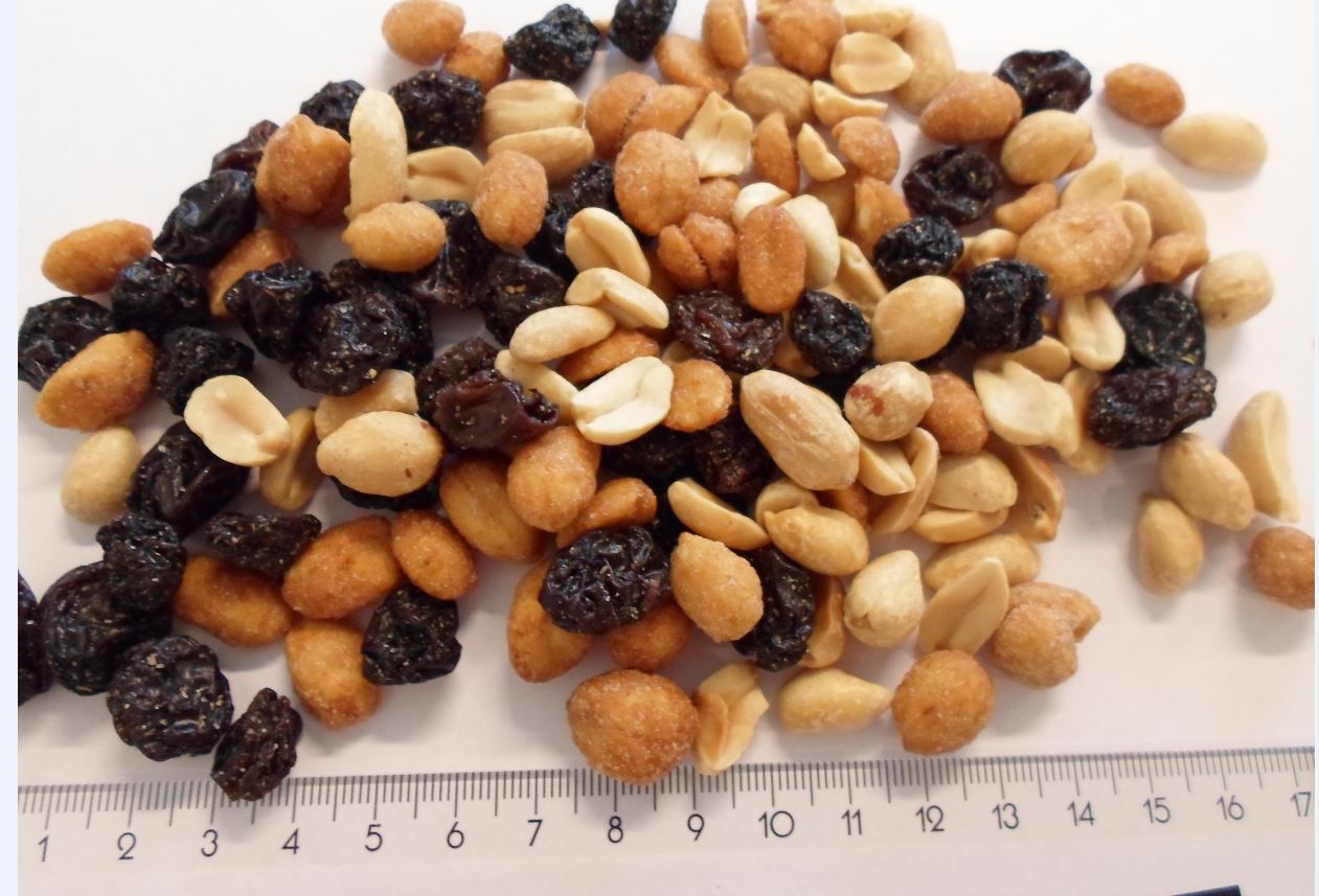 Varen er en fødevare.
Varen frembydes i detailsalgspakninger på nettovægt 1 kg og derunder.
Det er oplyst, at varen består af:
-	rosiner
-	honningristede peanuts 
-	tørristede peanuts i saltlage

Der er efter det oplyste ikke tilsat alkohol til produktet.
Rosinerne i varen, er ca. 1,5 til 2 cm store. De er mørke næsten sorte og smager søde som rosiner. 

De honningristede jordnødder, er ca. 1 cm lange. De har et synligt sukkerlag på ydersiden og er uden den brune hinde. Smagen er som honningristede jordnødder.

Jordnødderne i varen er ca. 1,5 cm lange. De er uden den brune hinde og smager lidt bitre som jordnødder.