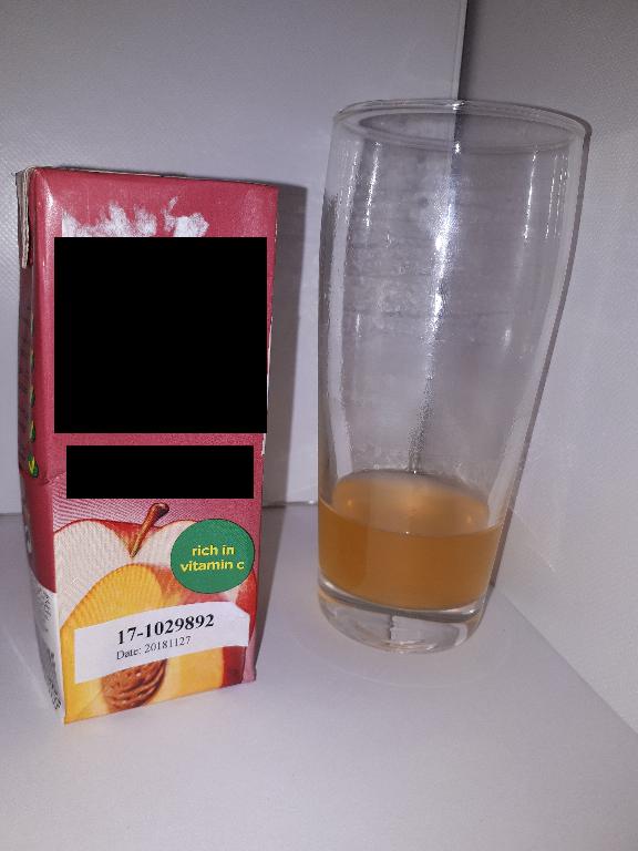 Varen foreligger som en uklar, gul-orange læskedrik. Konsistensen er lidt tykkere end vand, og læskedrikken smager og dufter sødt af fersken.
Varen er en læskedrik til direkte konsum fra emballagen.
Ifølge den medsendte produktspecifikation indeholder varen følgende ingredienser:
Vand, frugtjuice (fersken og æble), sukker, citronsyre, stabilisator (pectin), smagsstoffer, vitamin C, farvestof (beta-caroten).
	   
Ud fra det oplyste indeholder varen ikke alkohol eller mælkeprodukter.
Det er oplyst, at varen tappes i 2 forskellige størrelser af detailsalgsemballage på henholdsvis 125 ml og 250 ml, og den kan konsumeres uden yderligere tilberedning som en drikkevare.